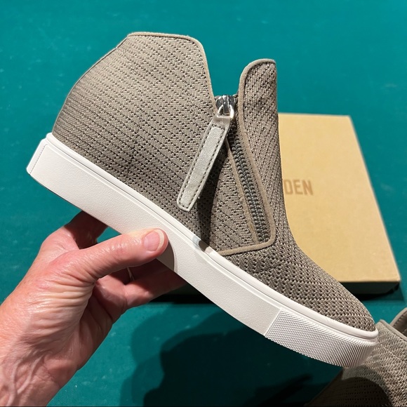 NEW ! Steve Madden women’s shoes with zippers are taupe color and size 8 1/2 - Picture 2 of 8